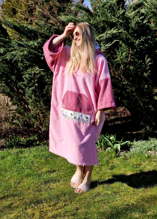 PONČO AR PAGARINĀTĀM PIEDURKNĒM