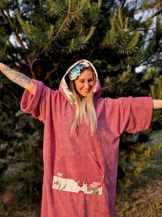 PONČO AR PAGARINĀTĀM PIEDURKNĒM