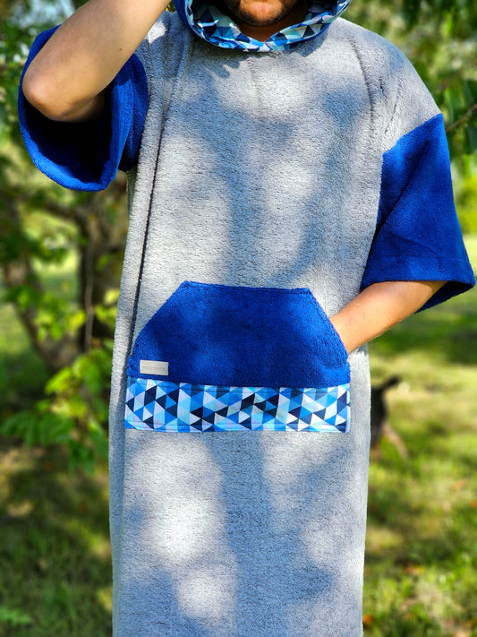 PONČO AR PAGARINĀTĀM PIEDURKNĒM