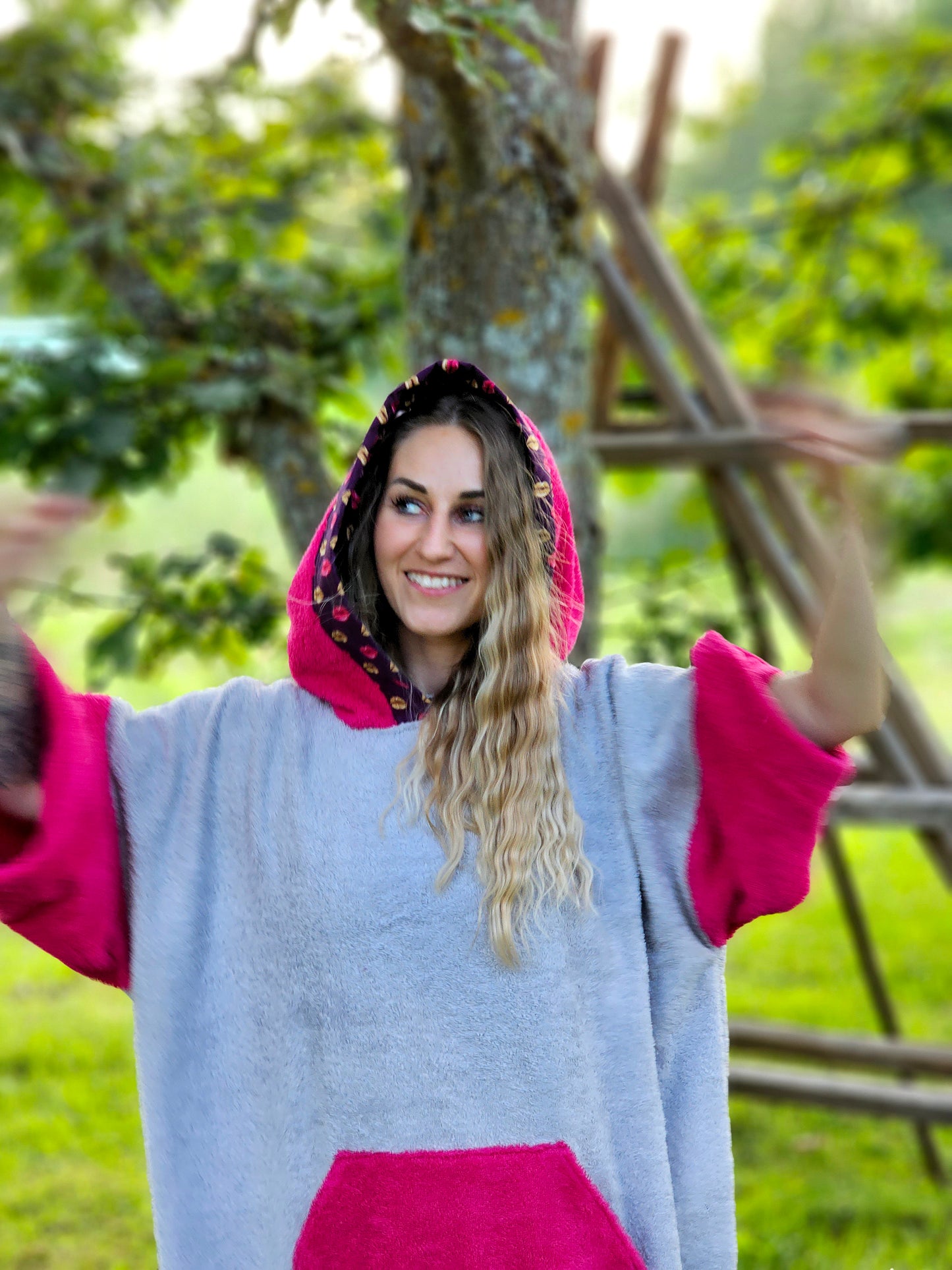 PONČO AR PAGARINĀTĀM PIEDURKNĒM