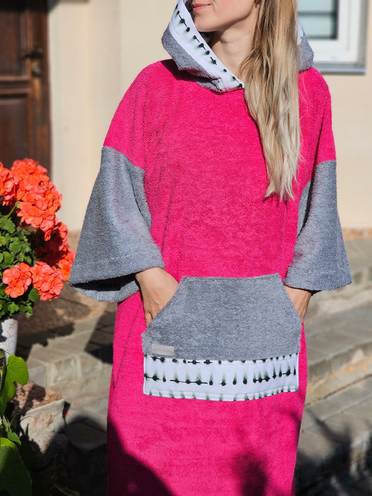 PONČO AR PAGARINĀTĀM PIEDURKNĒM