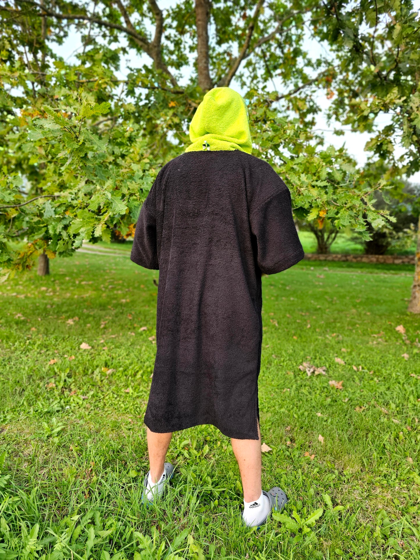 PONČO AR PAGARINĀTĀM PIEDURKNĒM