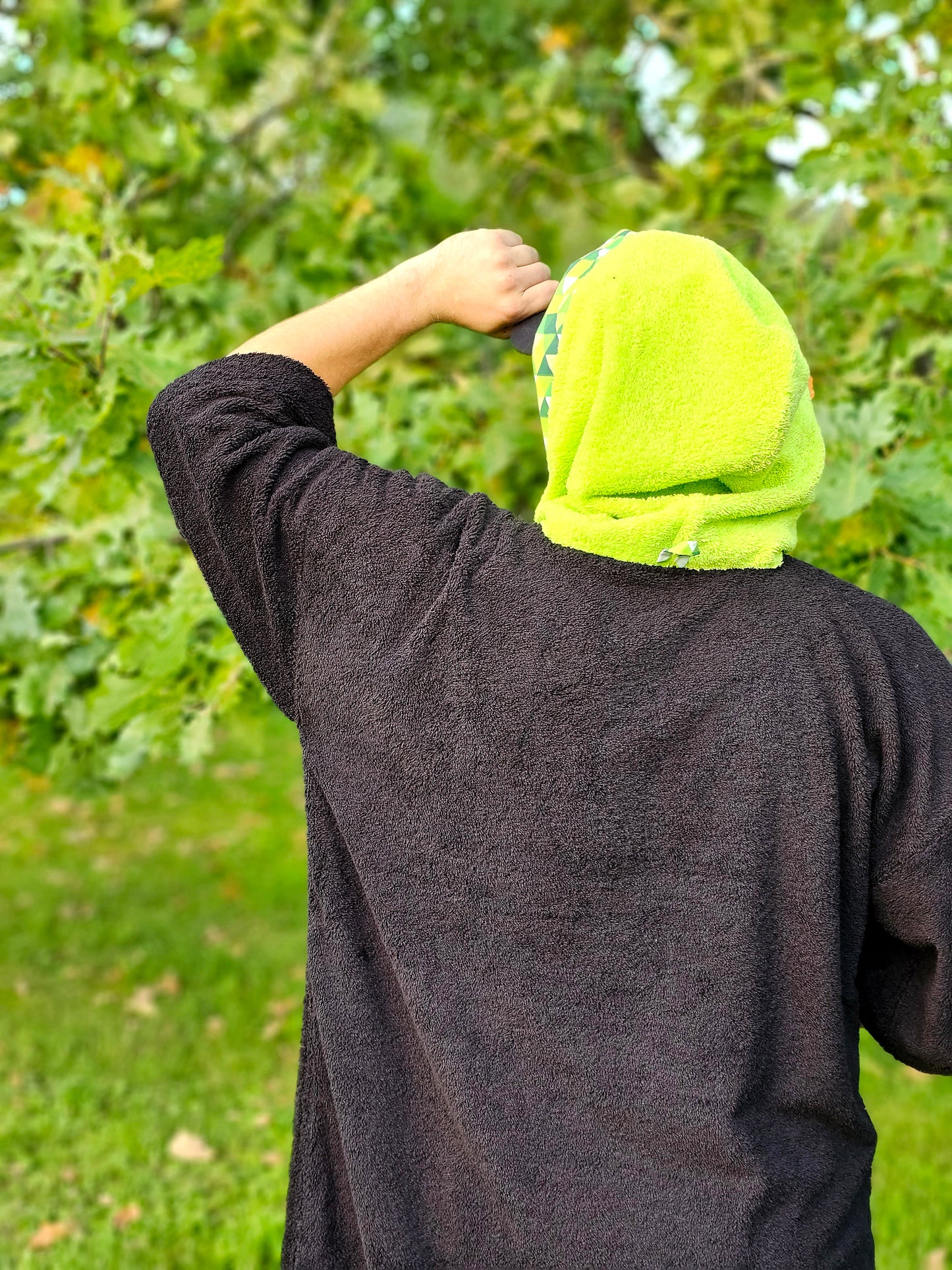 PONČO AR PAGARINĀTĀM PIEDURKNĒM