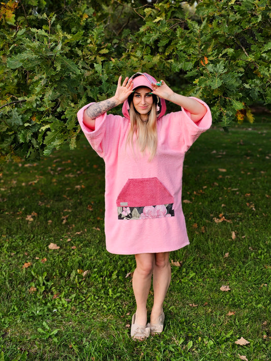 PONČO AR PAGARINĀTĀM PIEDURKNĒM