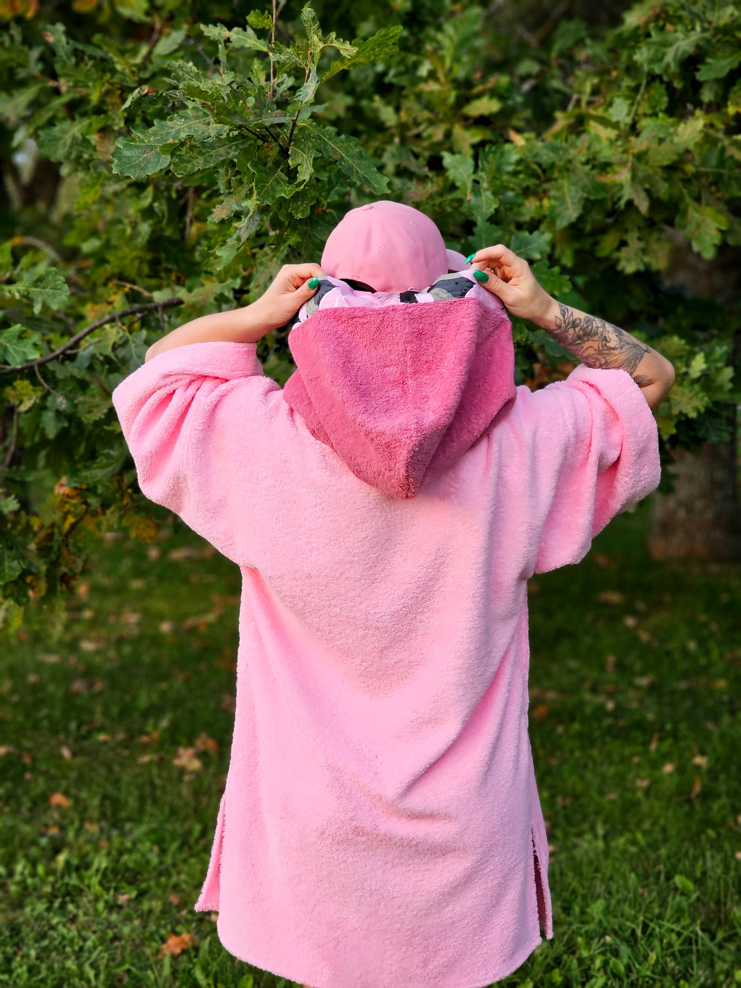 PONČO AR PAGARINĀTĀM PIEDURKNĒM