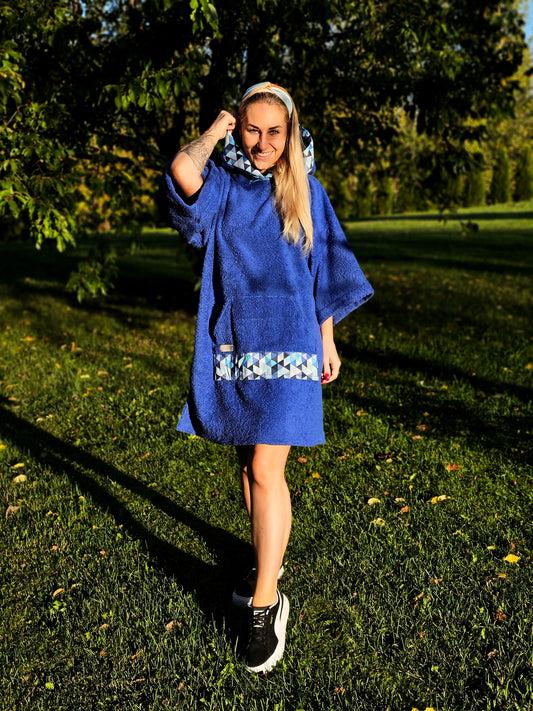 PONČO AR PAGARINĀTĀM PIEDURKNĒM