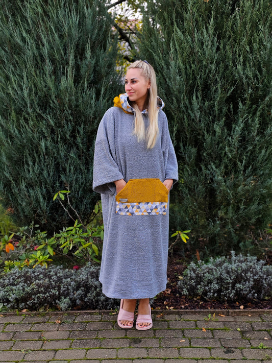 PONČO AR PAGARINĀTĀM PIEDURKNĒM