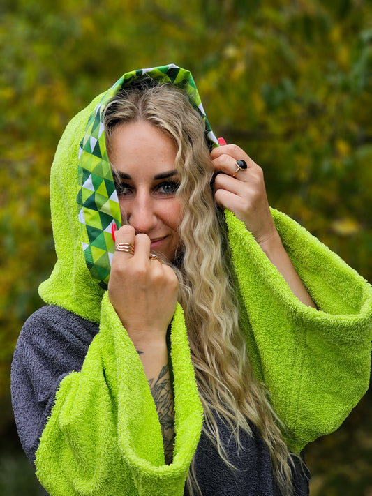 PONČO AR PAGARINĀTĀM PIEDURKNĒM