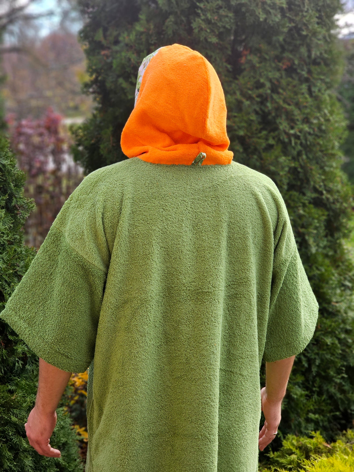 PONČO AR PAGARINĀTĀM PIEDURKNĒM