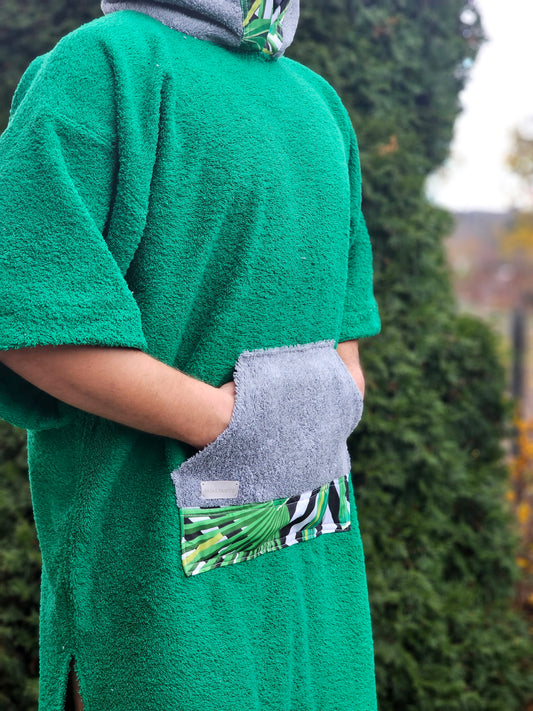 PONČO AR PAGARINĀTĀM PIEDURKNĒM