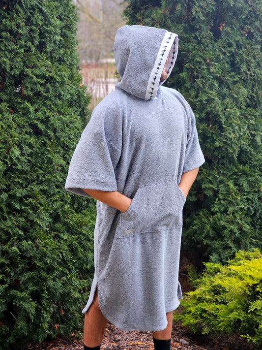 PONČO AR PAGARINĀTĀM PIEDURKNĒM