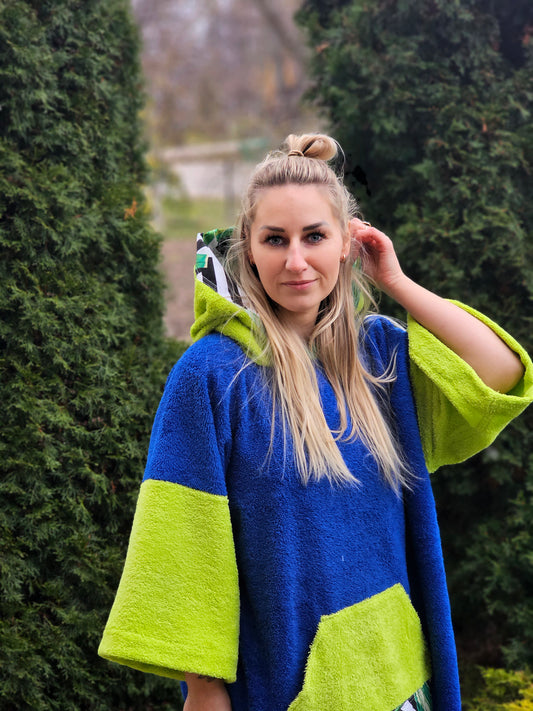 PONČO AR PAGARINĀTĀM PIEDURKNĒM