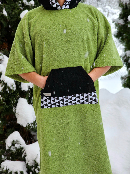 PONČO AR PAGARINĀTĀM PIEDURKNĒM