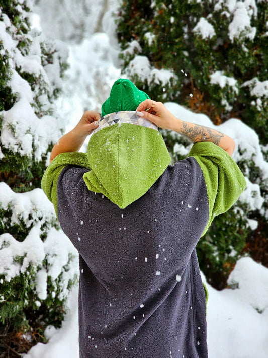 PONČO AR PAGARINĀTĀM PIEDURKNĒM