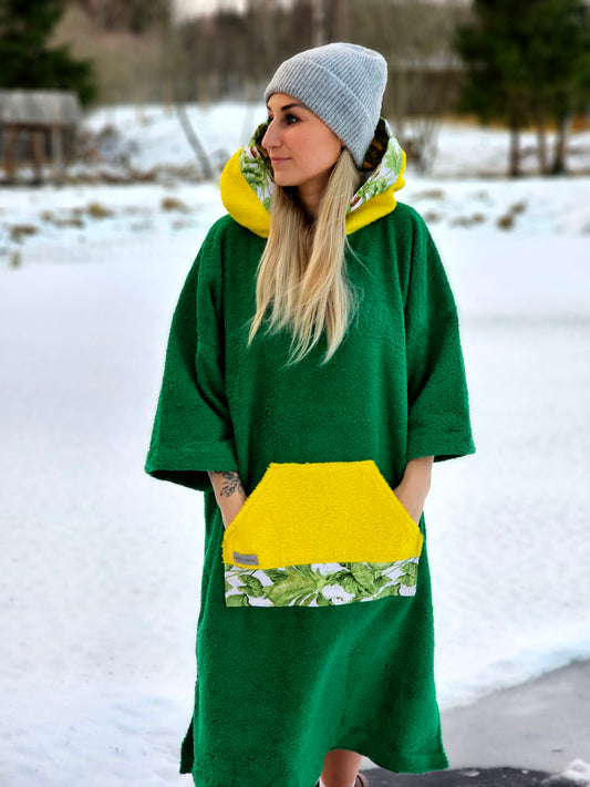 PONČO AR PAGARINĀTĀM PIEDURKNĒM