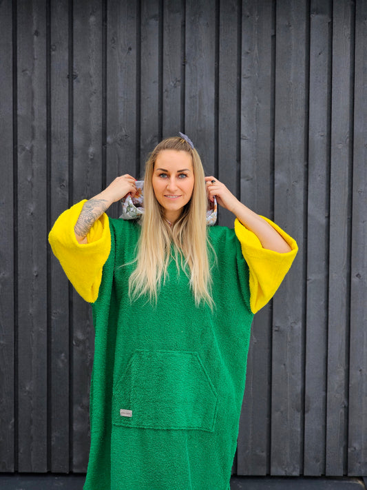 PONČO AR PAGARINĀTĀM PIEDURKNĒM