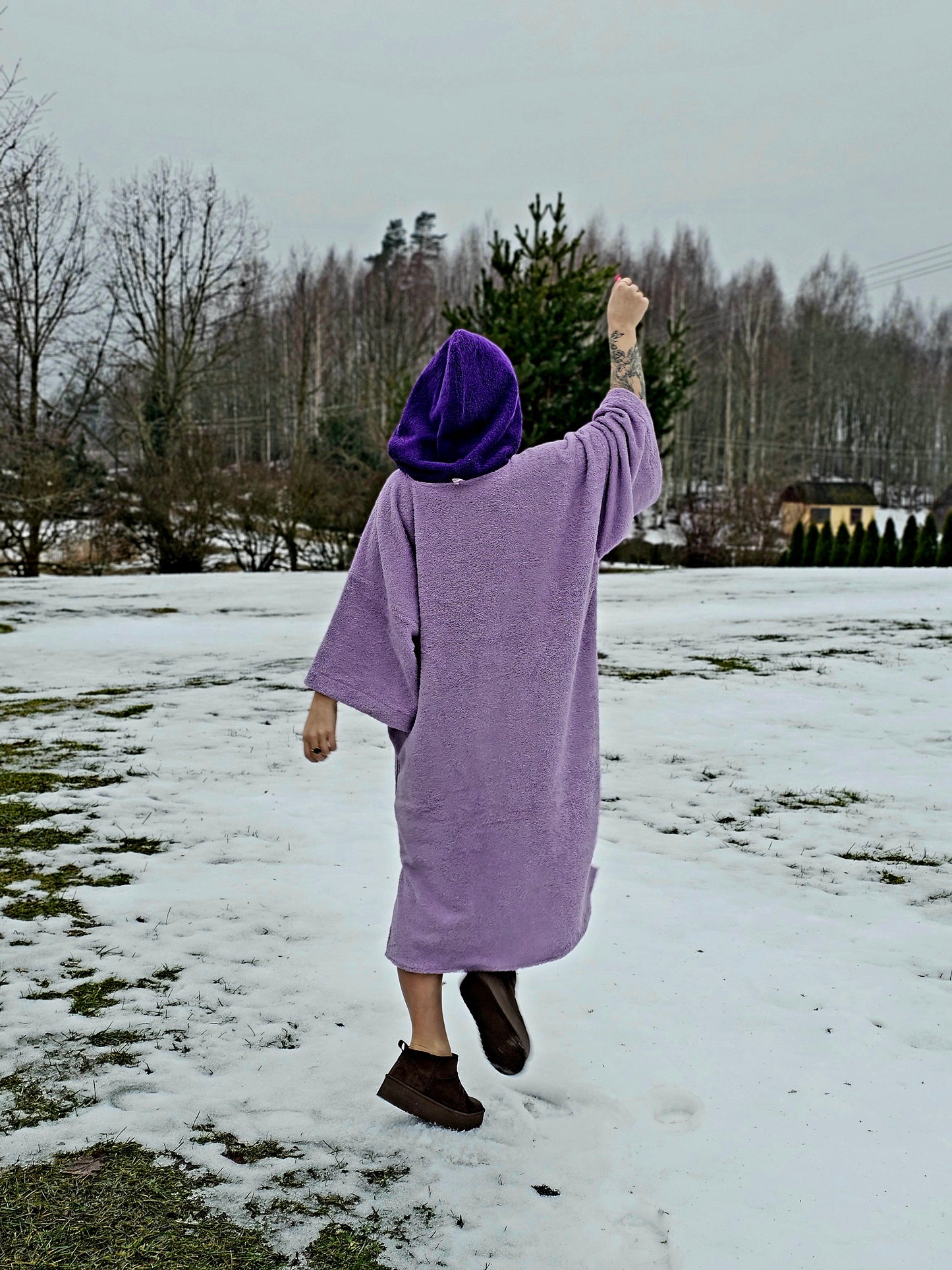PONČO AR PAGARINĀTĀM PIEDURKNĒM