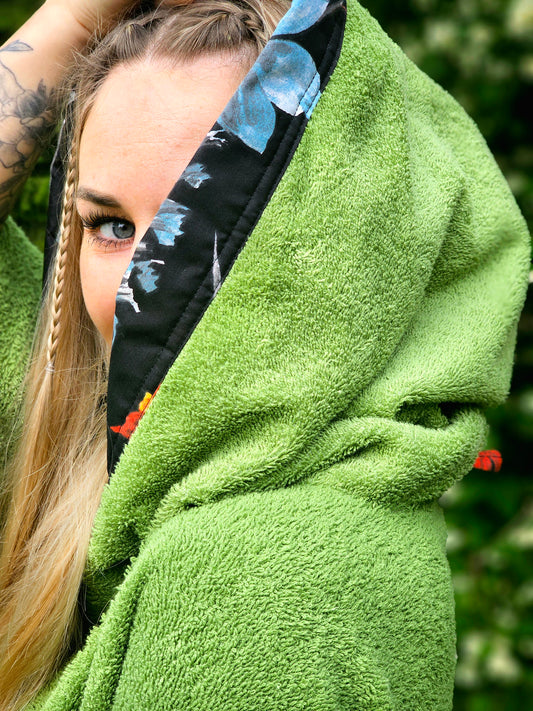 PONČO AR PAGARINĀTĀM PIEDURKNĒM