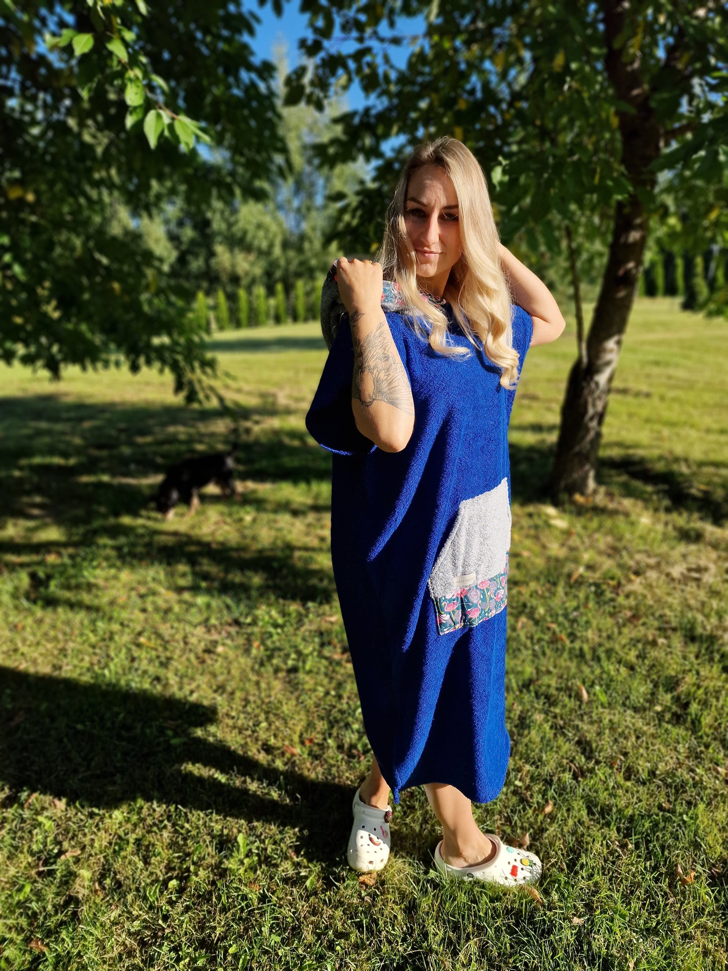 Pončo zils ar gaiši pelēku