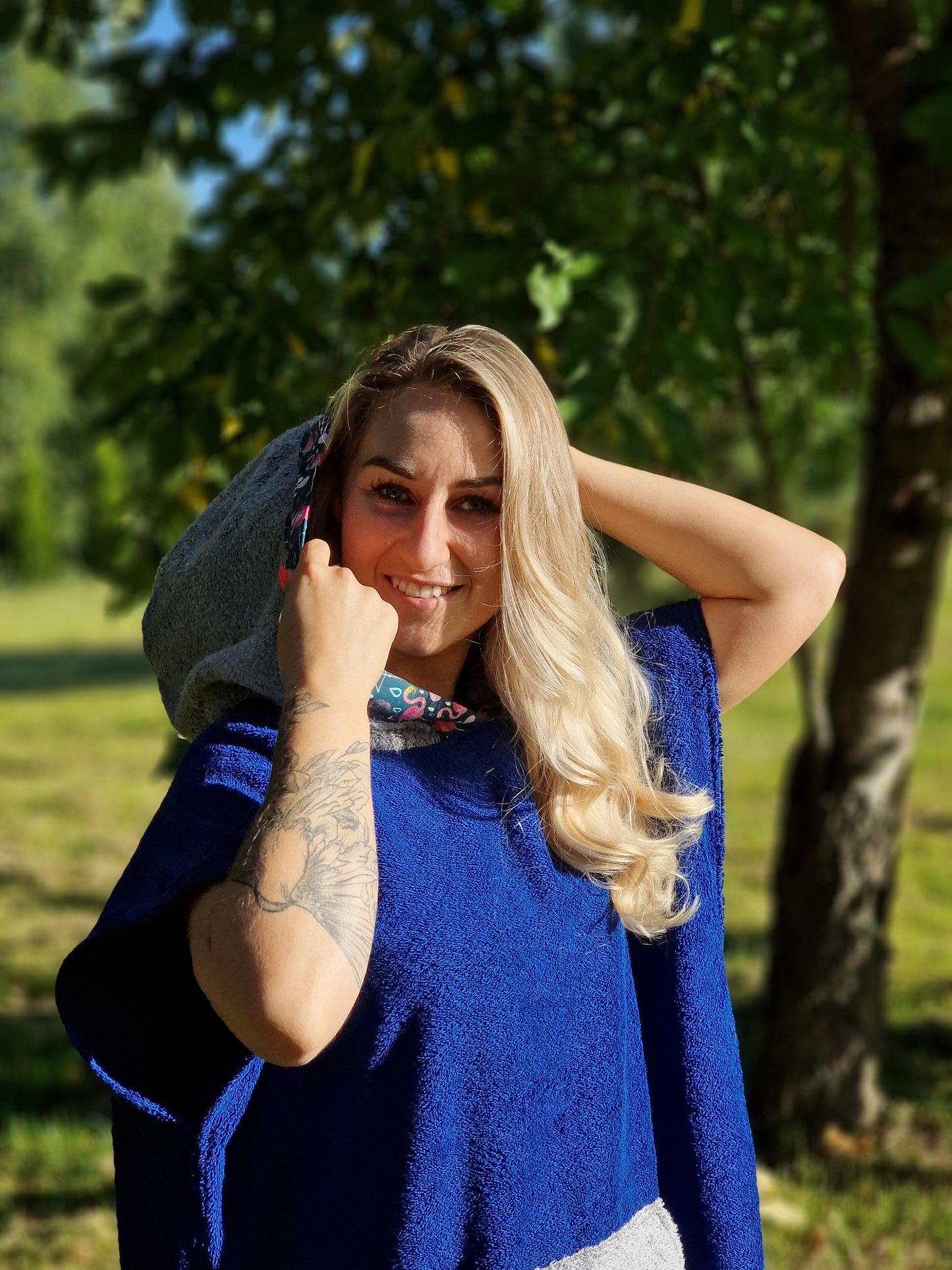 Pončo zils ar gaiši pelēku