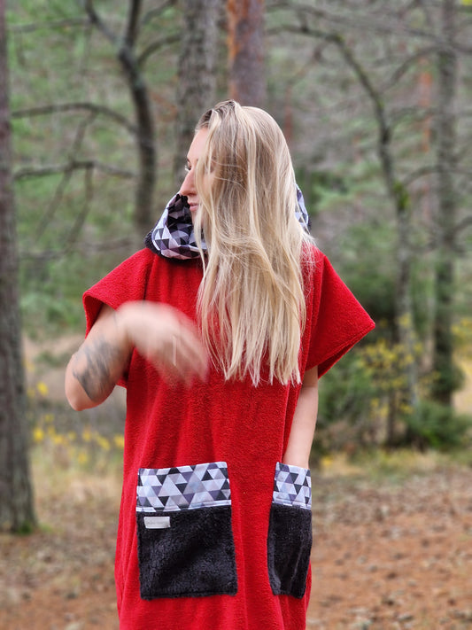 Pončo Sarkans ar melnu