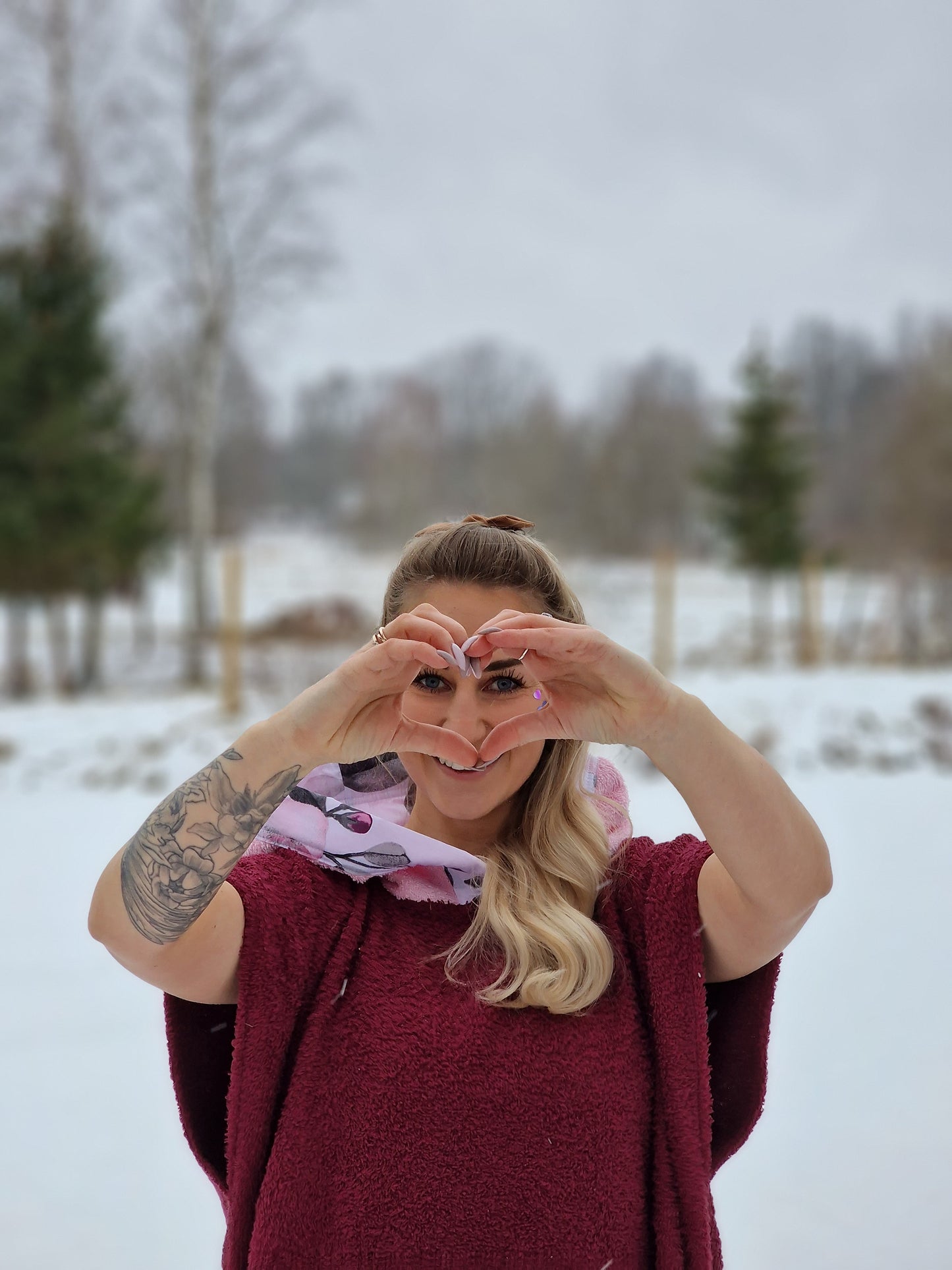 Pončo Bordo ar Maigi rozā