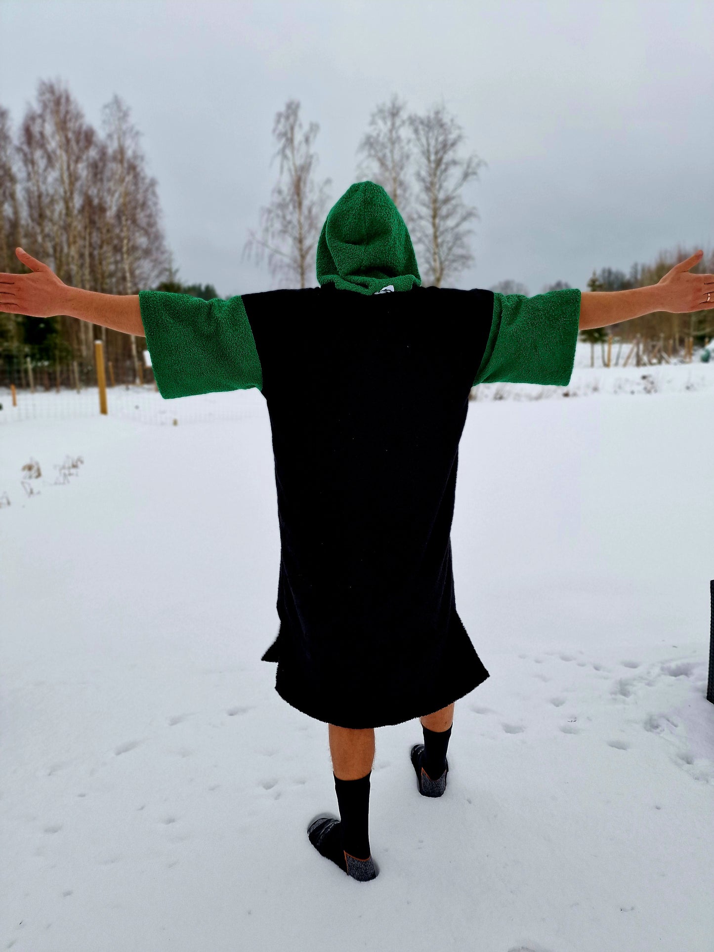 PONČO AR PAGARINĀTĀM PIEDURKNĒM