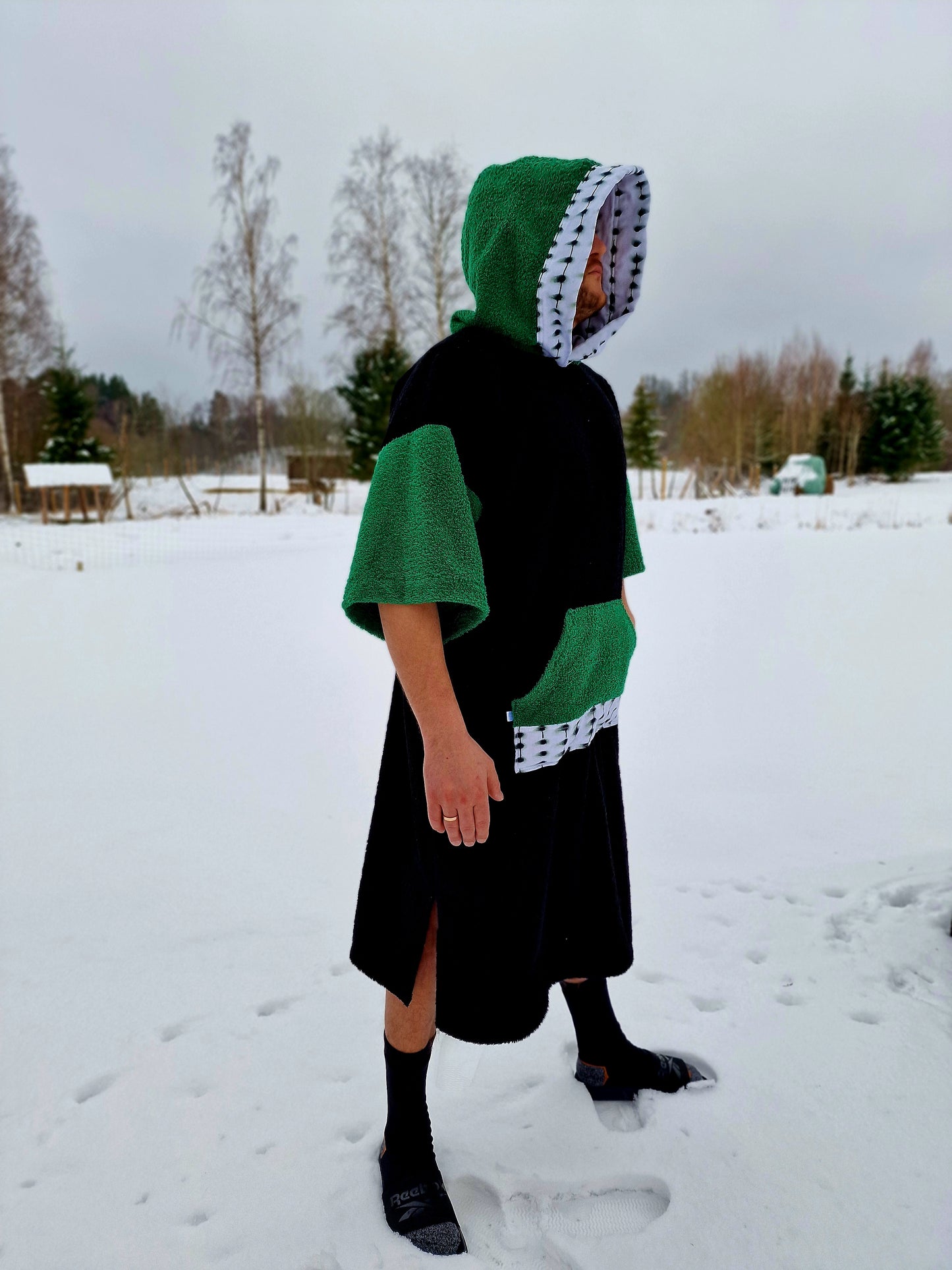 PONČO AR PAGARINĀTĀM PIEDURKNĒM