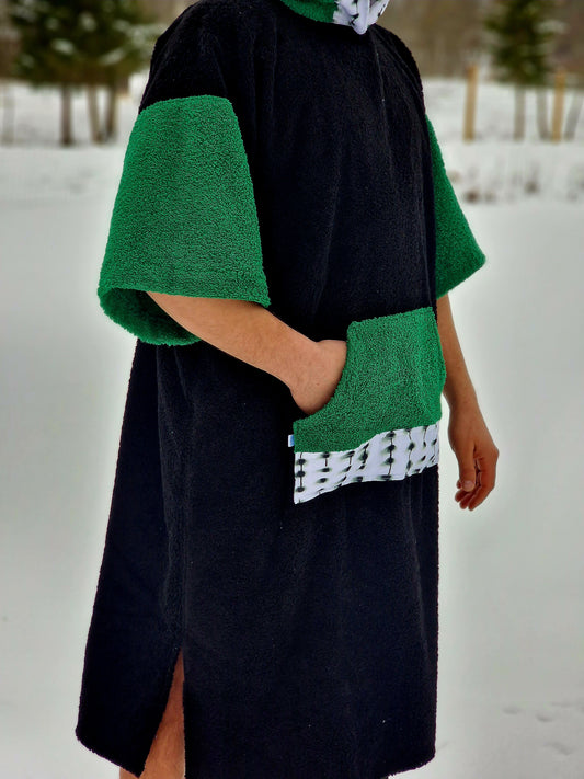 PONČO AR PAGARINĀTĀM PIEDURKNĒM