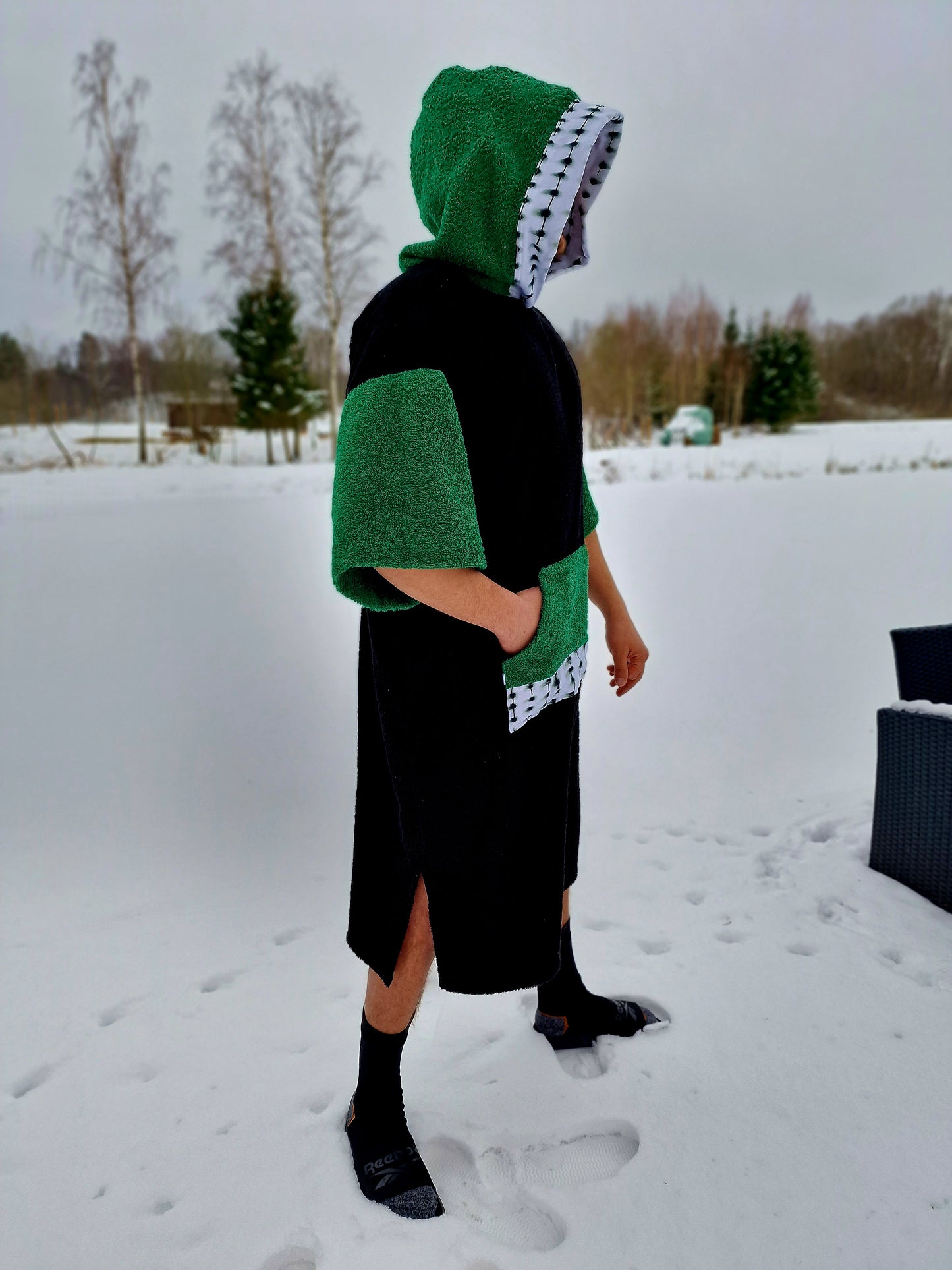 PONČO AR PAGARINĀTĀM PIEDURKNĒM