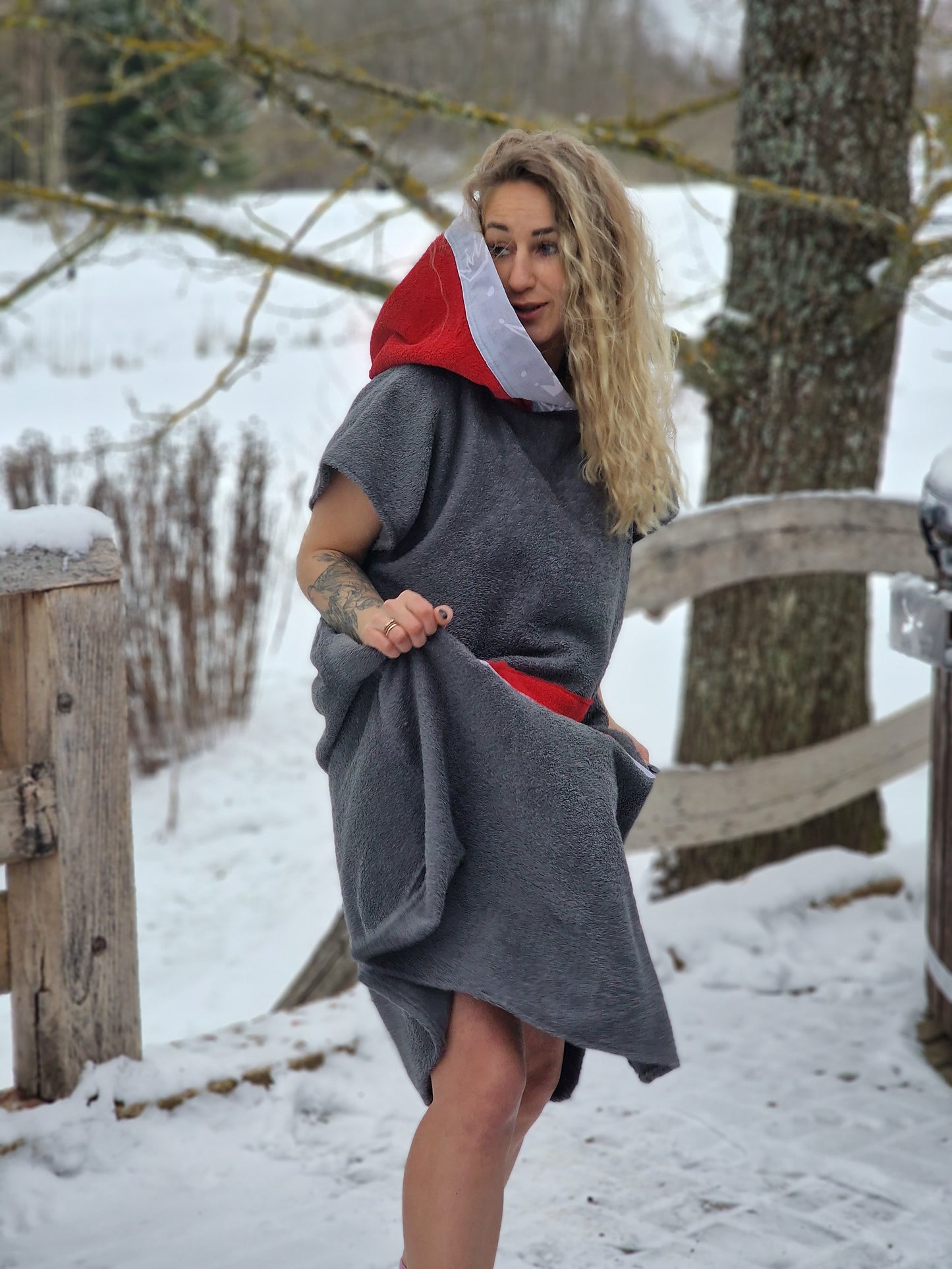 Pončo Pelēks ar Sarkanu