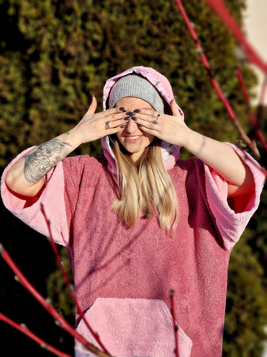 PONČO AR PAGARINĀTĀM PIEDURKNĒM