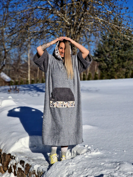 PONČO AR PAGARINĀTĀM PIEDURKNĒM