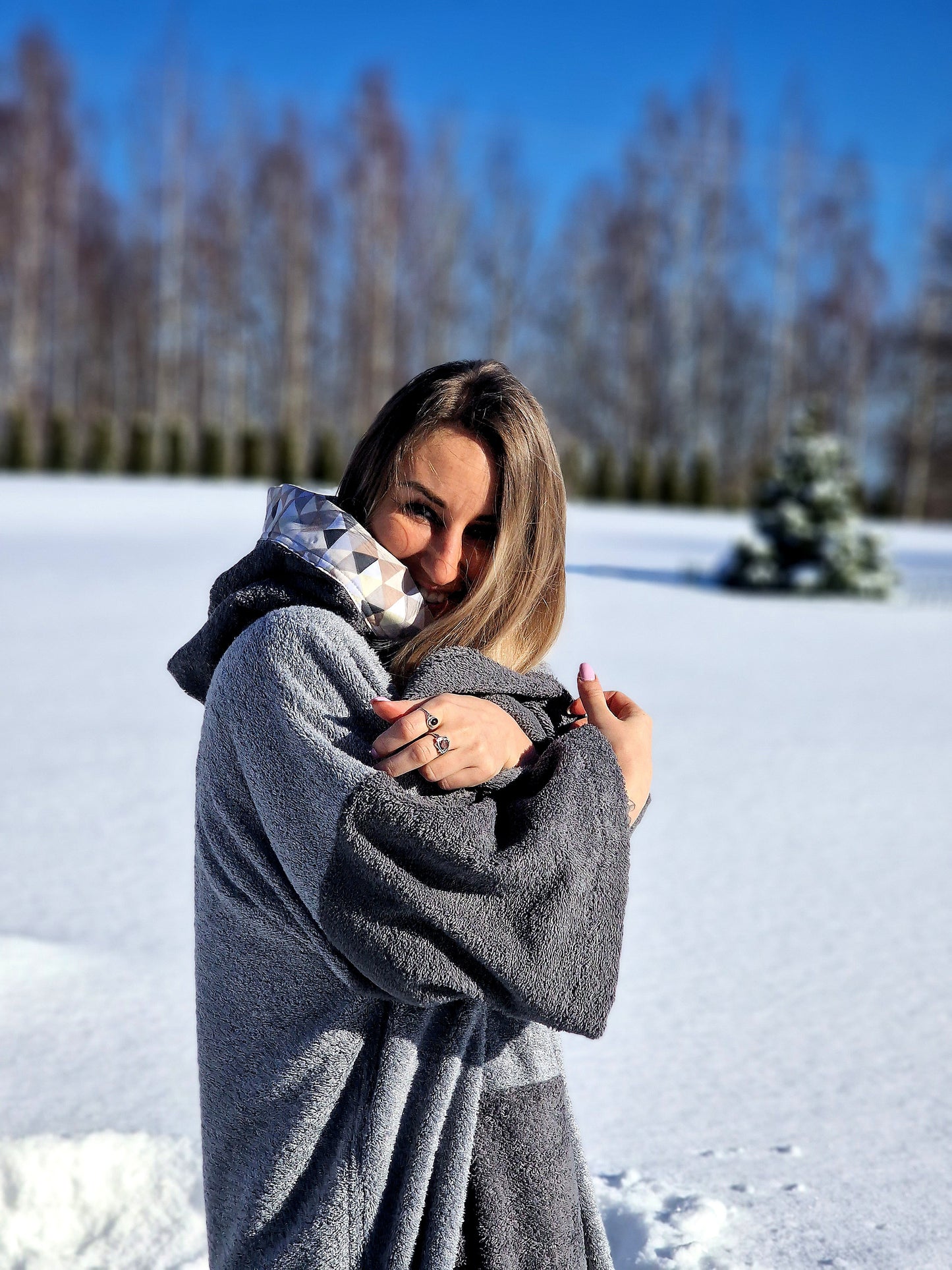 PONČO AR PAGARINĀTĀM PIEDURKNĒM