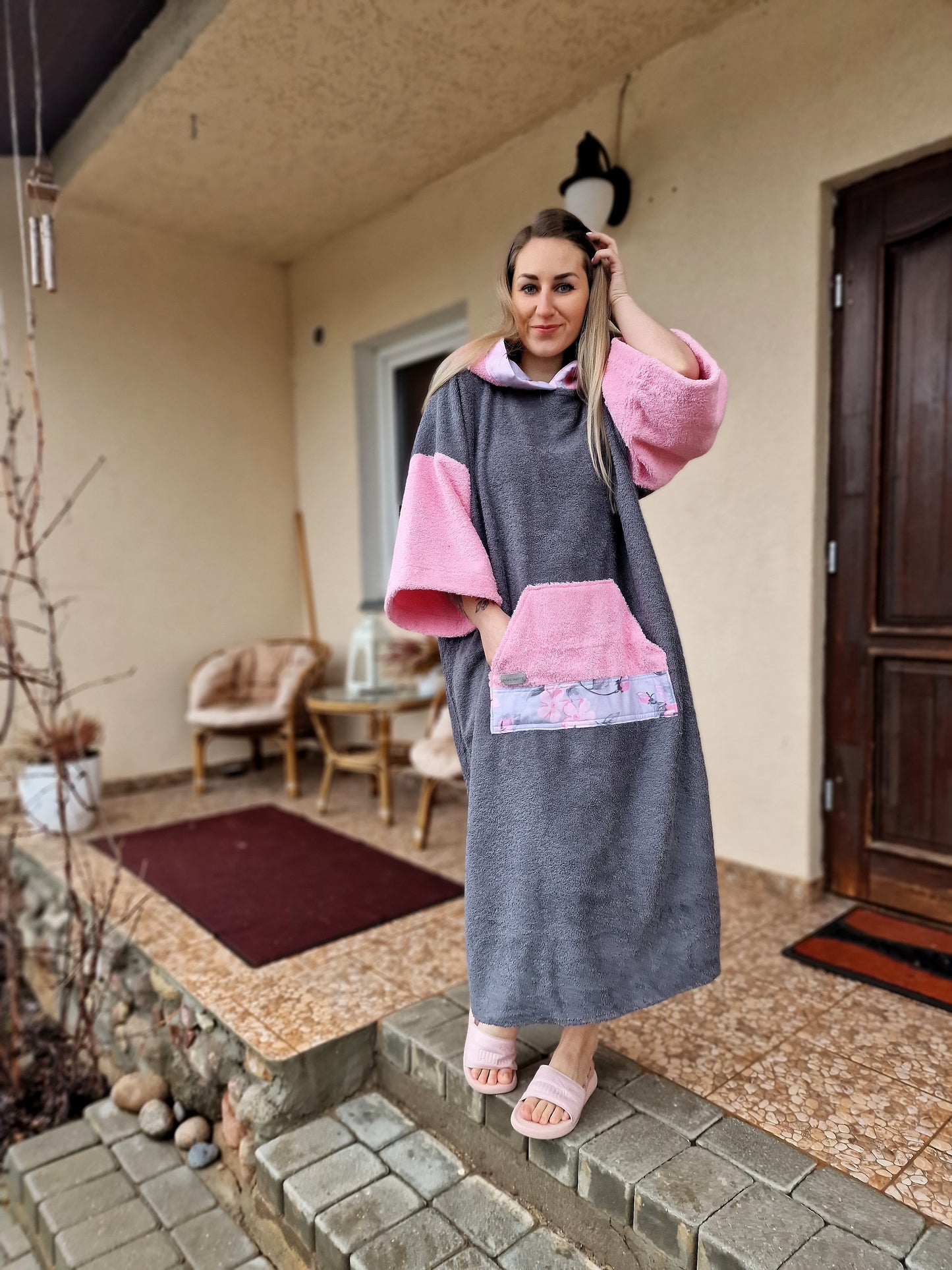 PONČO AR PAGARINĀTĀM PIEDURKNĒM