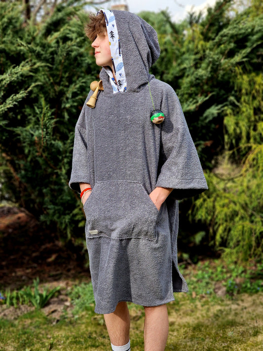 PONČO AR PAGARINĀTĀM PIEDURKNĒM